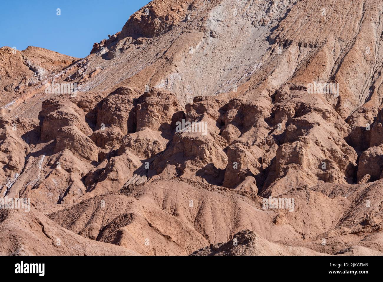 Die El Bordo Escarpment of the Salt Mountains oder Cordillera de la Sal. Atacama-Wüste in der Nähe von San Pedro de Atacama, Chile. Stockfoto