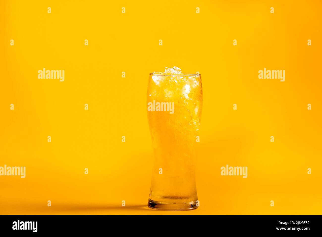 Biercocktail gelb in einem Bierglas auf gelbem Hintergrund Stockfoto
