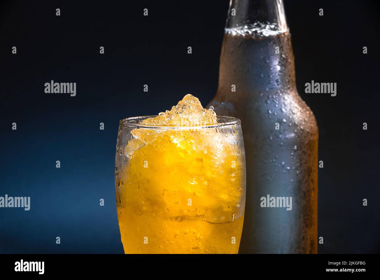 Gefrorener Slushie-Cocktail im Glas aus nächster Nähe Stockfoto