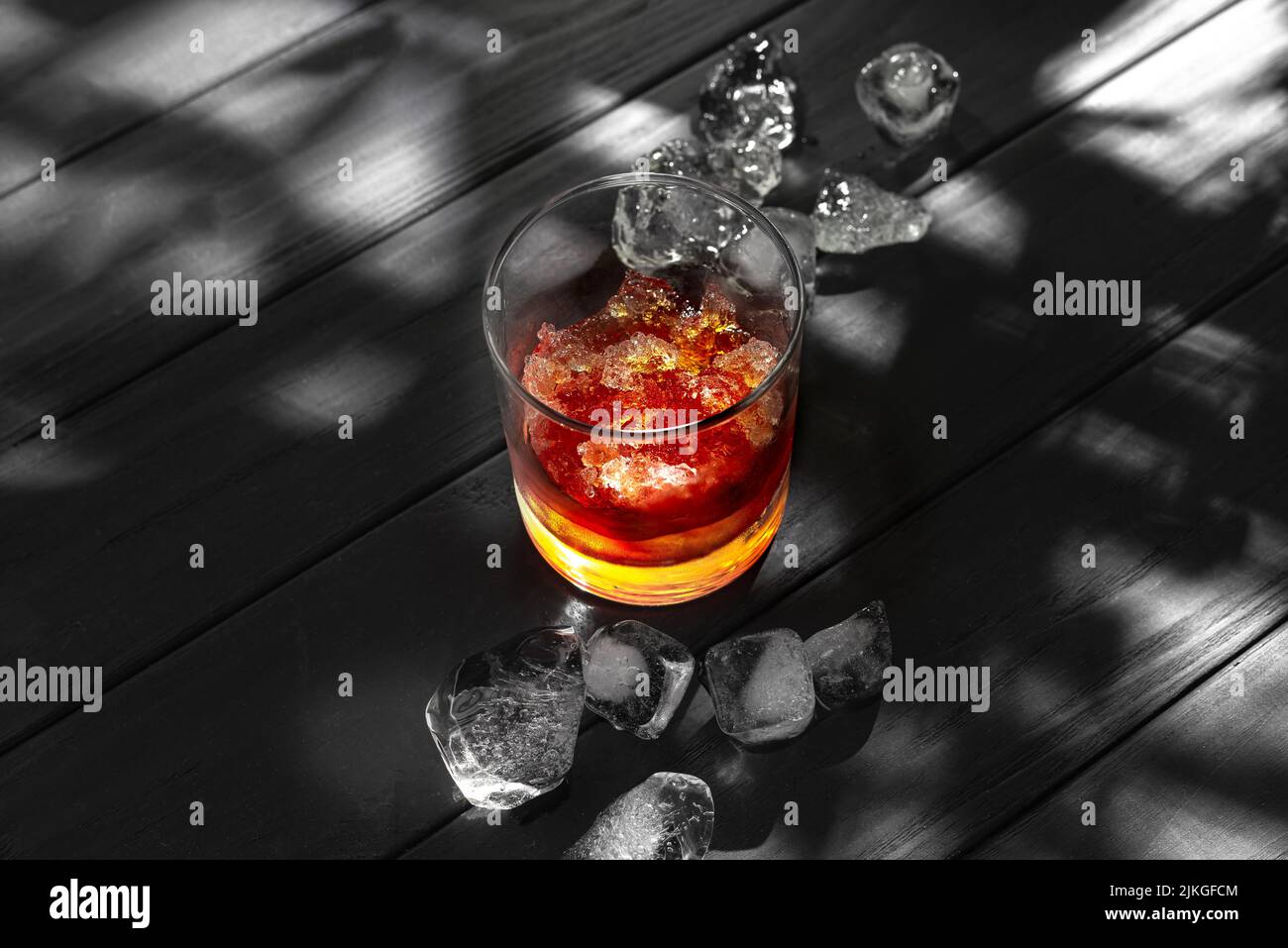 Manhattan auf Eis. Manhattan Whiskey Cocktail auf Eis auf schwarzem Hintergrund mit Stockfoto