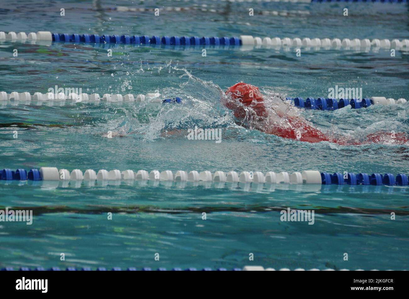 Sportler im Pool während eines Schwimmwettbewerbs Stockfoto