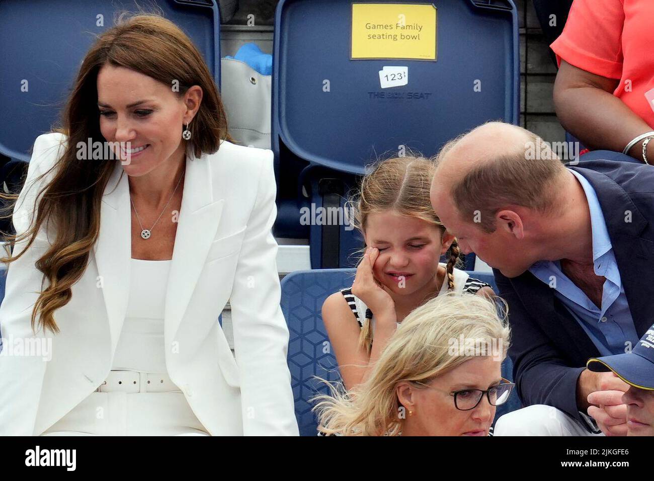 Der Herzog und die Herzogin von Cambridge mit Prinzessin Charlotte am Hockey- und Squash-Zentrum der Universität Birmingham am fünften Tag der Commonwealth Games 2022 in Birmingham. Bilddatum: Dienstag, 2. August 2022. Stockfoto