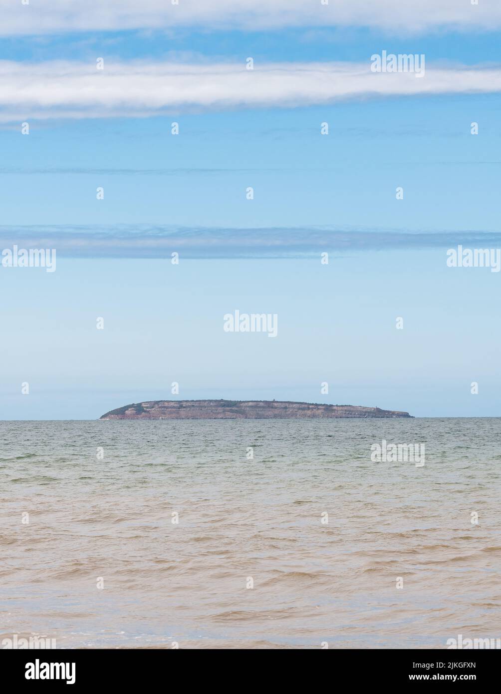 Puffin Island direkt vor der Küste von Anglesey, vom Penmaenmawr Beach aus gesehen Stockfoto