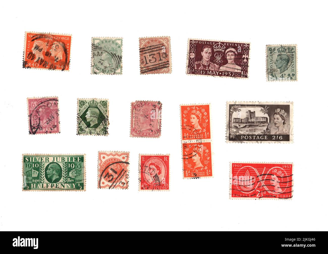 Eine Auswahl alter Briefmarken aus Großbritannien auf weißem Hintergrund. Stockfoto