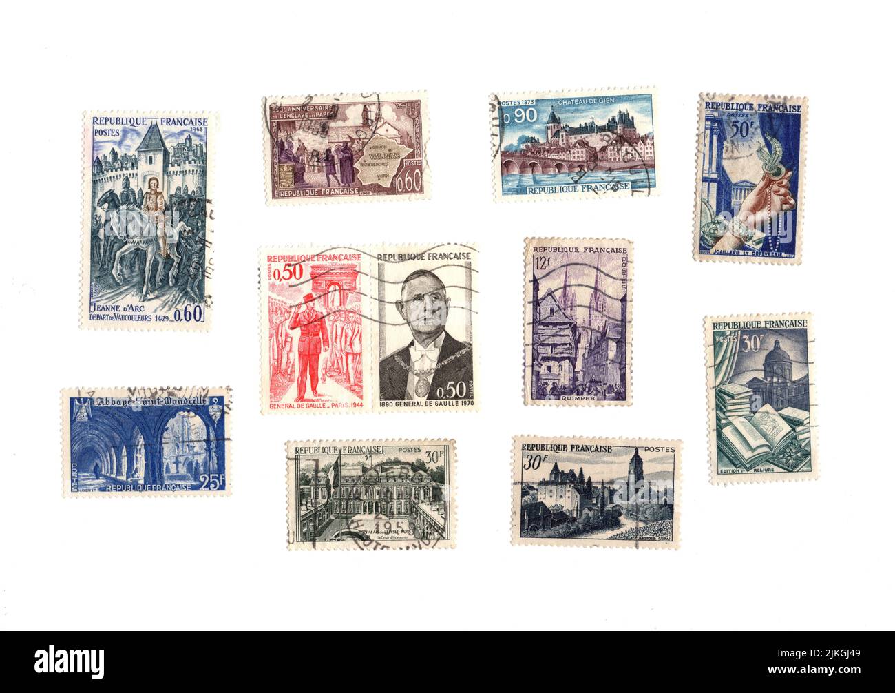 Eine Auswahl alter Briefmarken aus Frankreich auf weißem Hintergrund. Stockfoto