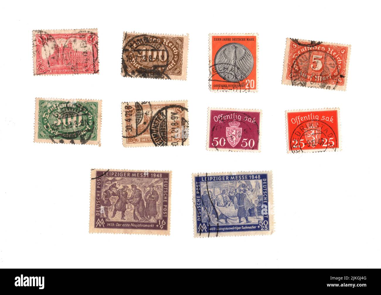Eine Auswahl alter Briefmarken aus Deutschland auf weißem Hintergrund. Stockfoto