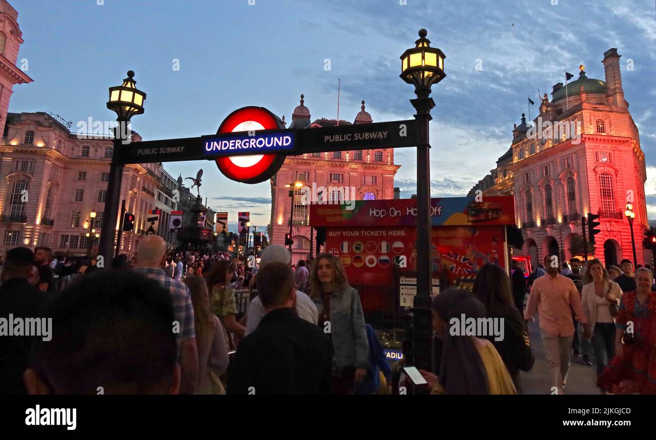 London Underground-Schilder in der Abenddämmerung im Zentrum von London, Piccadilly und Regent Street, London, England, UK, W1B 3AB Stockfoto