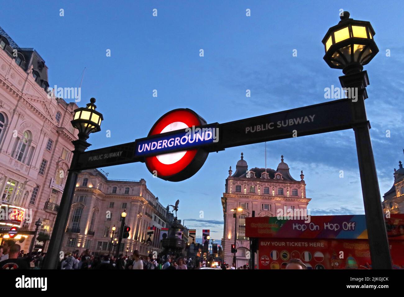 London Underground-Schilder in der Abenddämmerung im Zentrum von London, Piccadilly und Regent Street, London, England, UK, W1B 3AB Stockfoto
