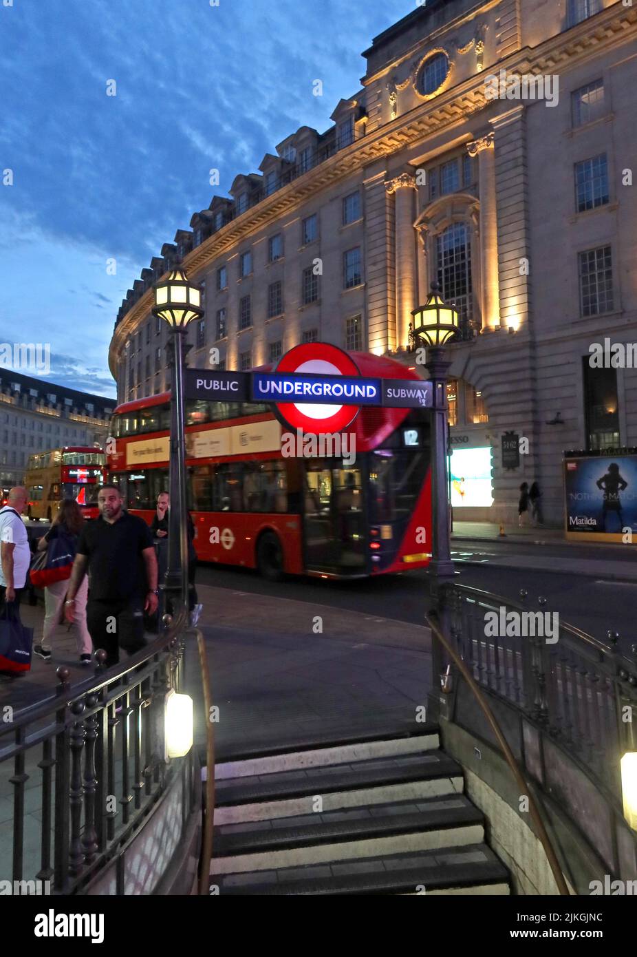 London Underground-Schilder in der Abenddämmerung im Zentrum von London, Piccadilly und Regent Street, London, England, UK, W1B 3AB Stockfoto