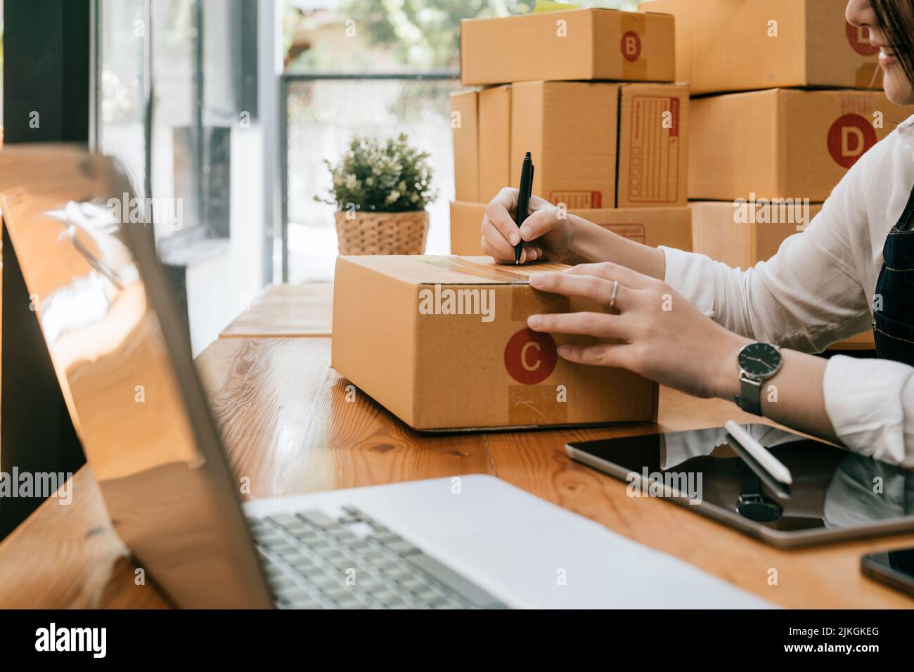 Geschäftsfrau, die online am Laptop-Computer-Schreibtisch arbeitet. Erfolgreiche Geschäftsarbeiterin, freiberufliches KMU-Online-Marketing zu Hause, Coworking Space Stockfoto