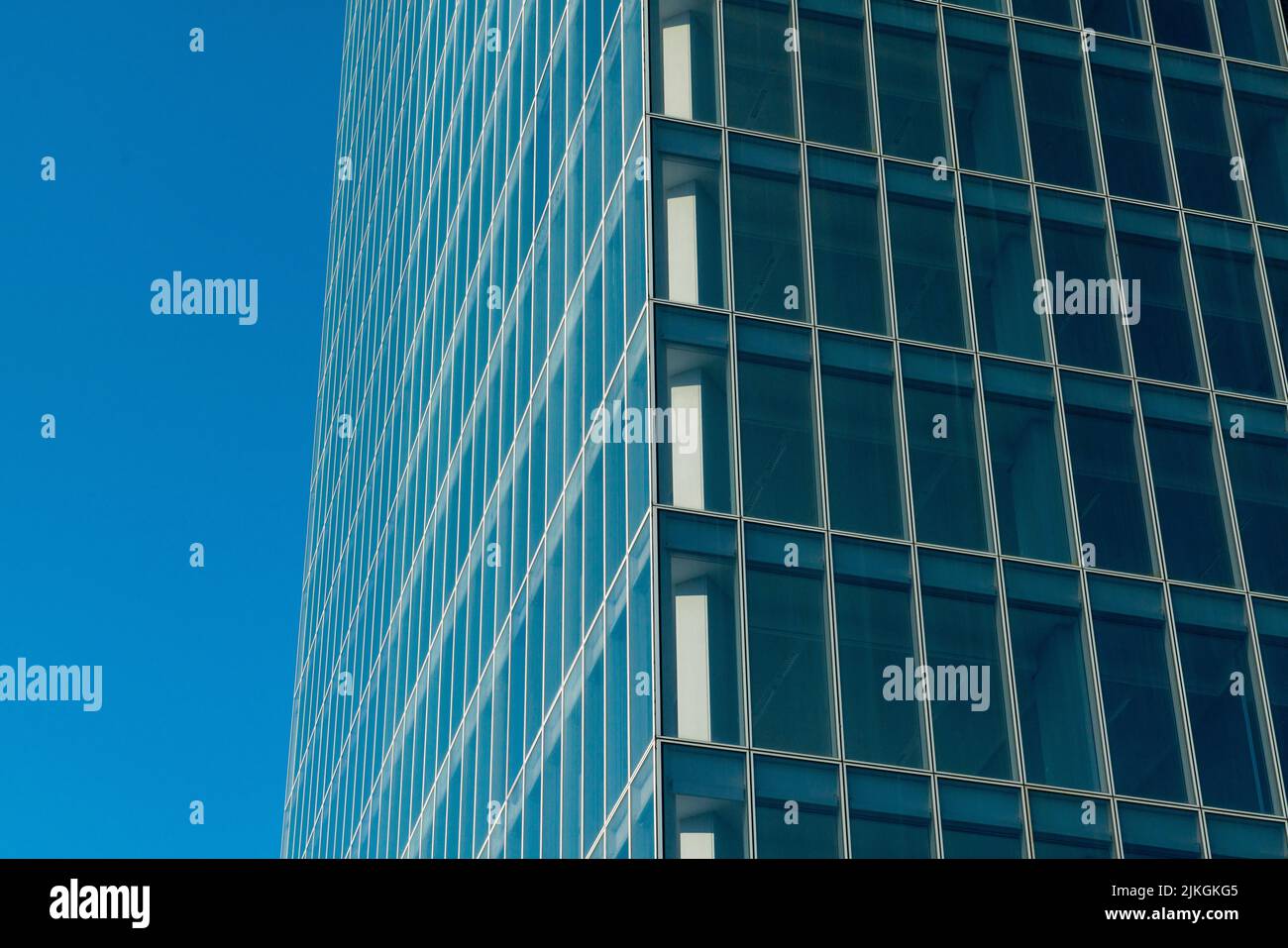 Besondere Wolkenkratzer: Ecke eines Gebäudes mit öffentlichen Büroböden, mit Elementen aus Fenstern und durchgehender Verglasung auf der gesamten Fassade, typisch o Stockfoto