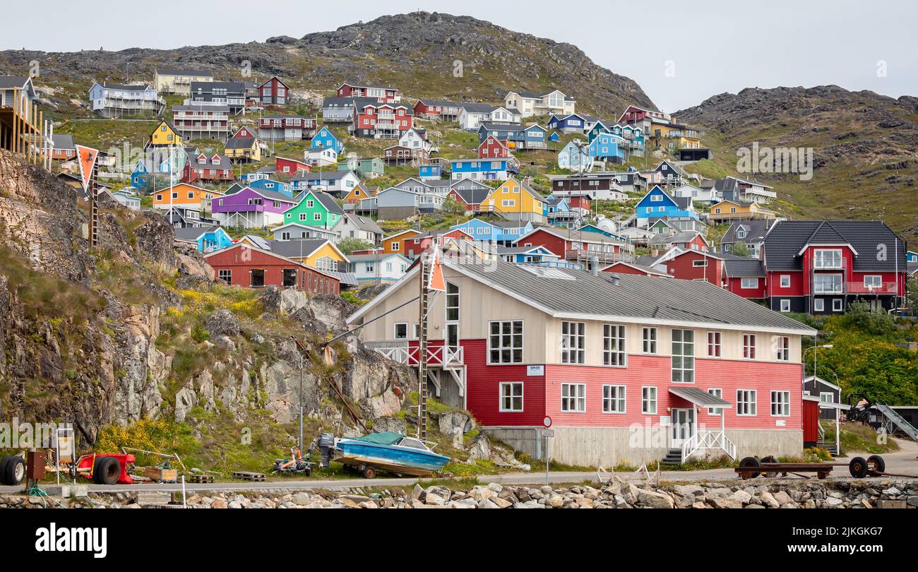 Bunte Architektur und Gebäude in der Kleinstadt Qaqortoq, Grönland am 13. Juli 2022 Stockfoto