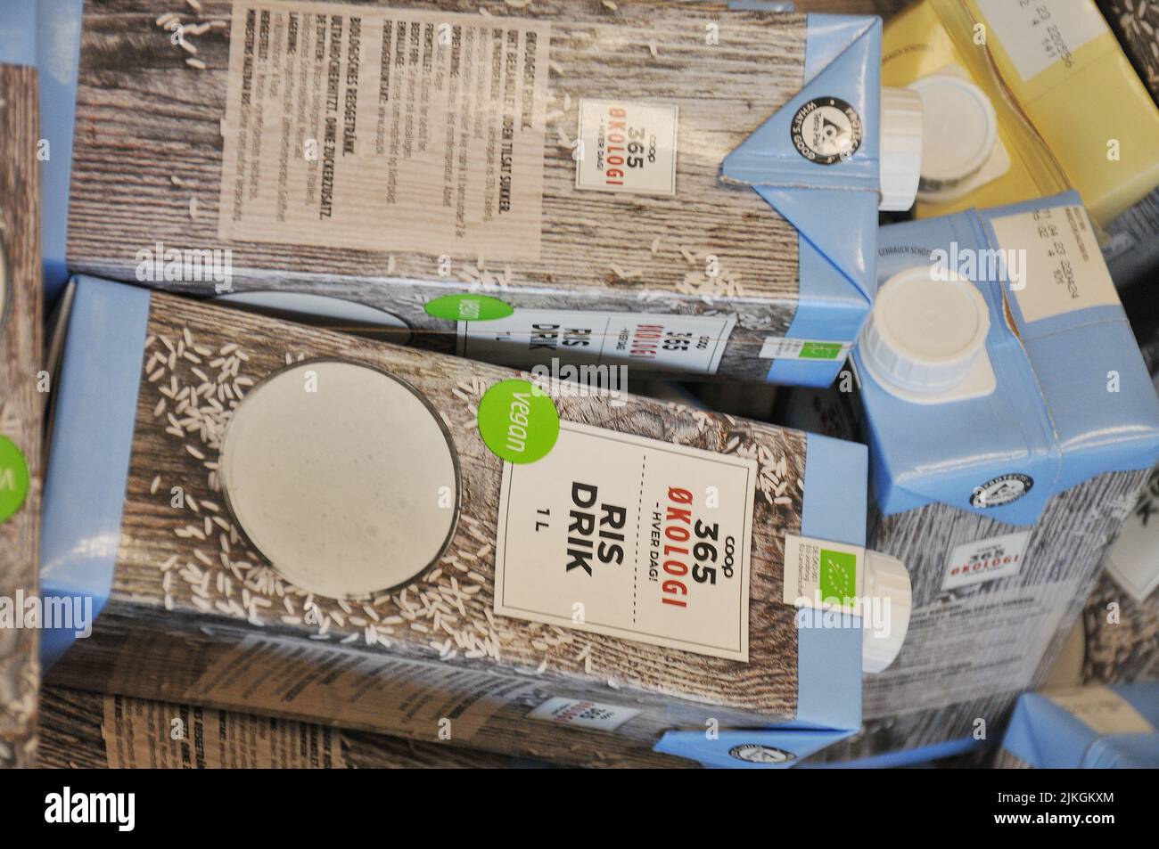 Kopenhagen /Dänemark/02 August 2022/ Ausstellung für Bio-Reisgetränke zum Verkauf im Coop 365 Lebensmittelgeschäft in der dänischen Hauptstadt. (Foto..Francis Joseph Dean/Dean Picturs. Stockfoto