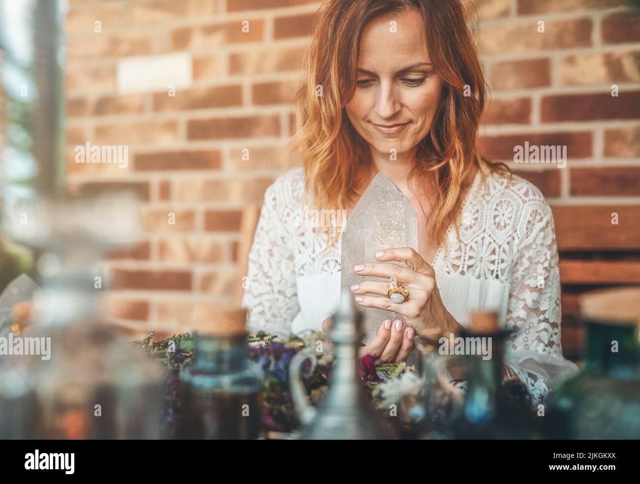 Schöne Frau, die den natürlichen Schutzkristall hält. Stockfoto