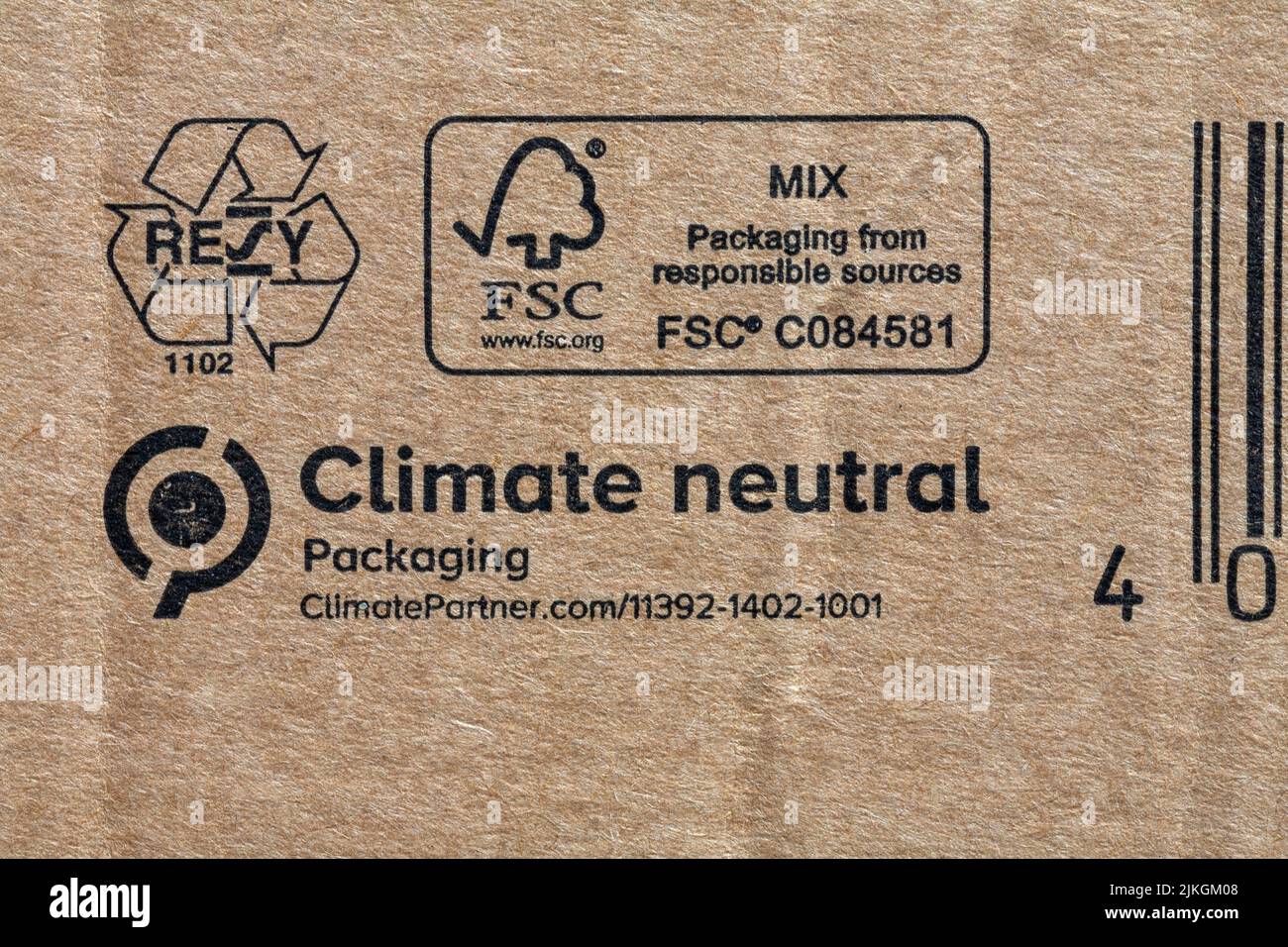 Klimaneutrale Verpackung mit FSC, Forest Stewardship Council, Symbollogo und RESY-Recycling-Symbol auf der Verpackung - Mobius Loop-Symbol Stockfoto