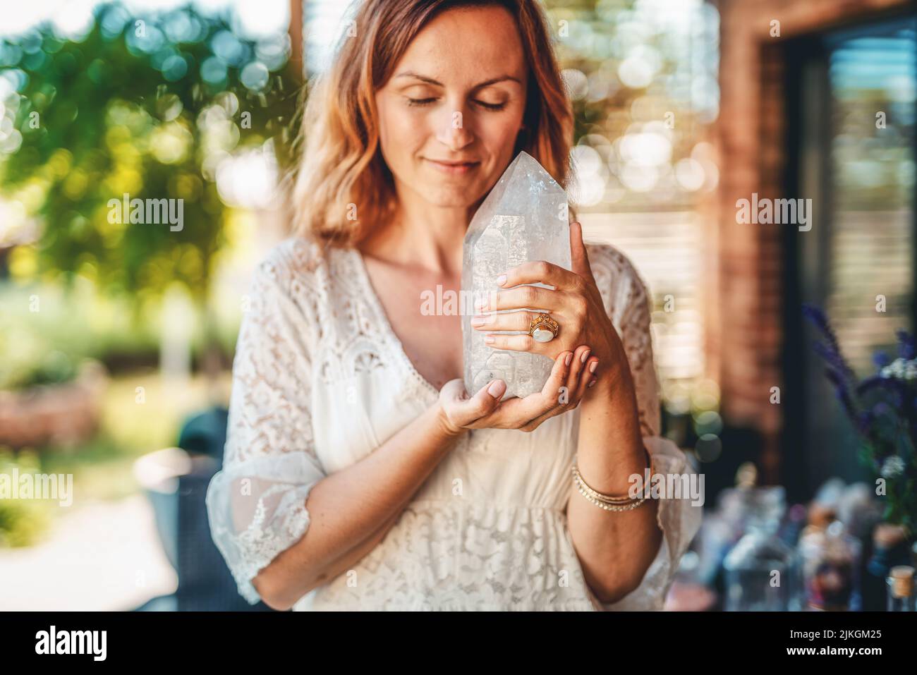 Schöne Frau, die den natürlichen Schutzkristall hält. Stockfoto