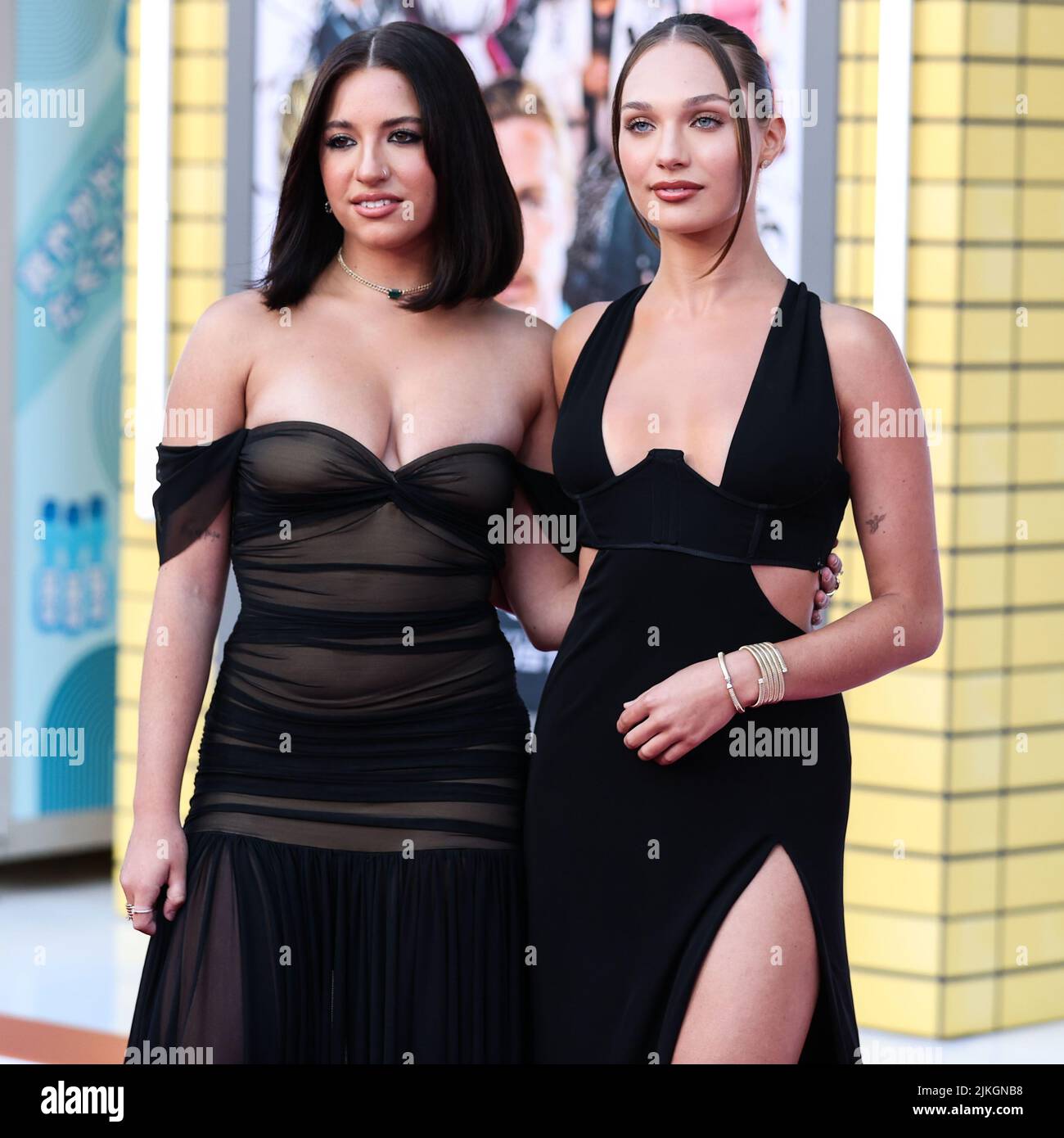 Westwood, Usa. 01. August 2022. WESTWOOD, LOS ANGELES, KALIFORNIEN, USA - 01. AUGUST: Mackenzie Ziegler und Maddie Ziegler kommen zur Los Angeles Premiere von Sony Pictures' Bullet Train, die am 1. August 2022 im Regency Village Theatre in Westwood, Los Angeles, Kalifornien, USA, stattfand. (Foto von Xavier Collin/Image Press Agency) Quelle: Image Press Agency/Alamy Live News Stockfoto