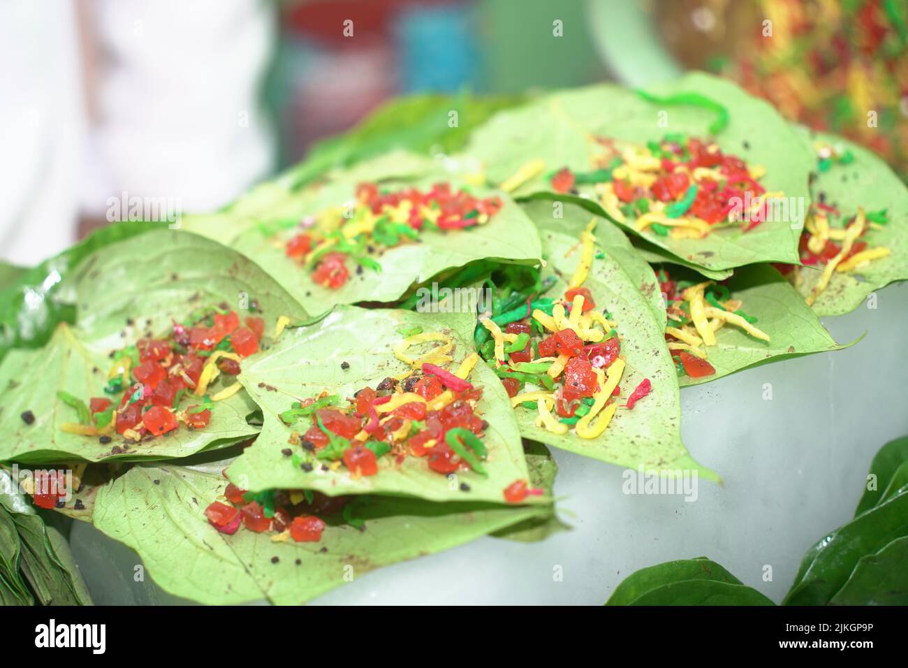 Eine Nahaufnahme von Banarasi paan Dessert mit Betelblättern Stockfoto