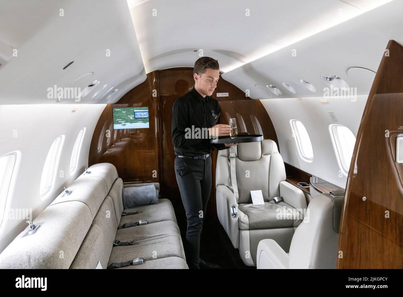 Passagiere, die mit einem Privatjet von einem britischen Flughafen reisen, um Verspätungen und Annullierungen am Flughafen zu vermeiden, die viele Reisende dieses Jahr erlitten haben, England. Stockfoto