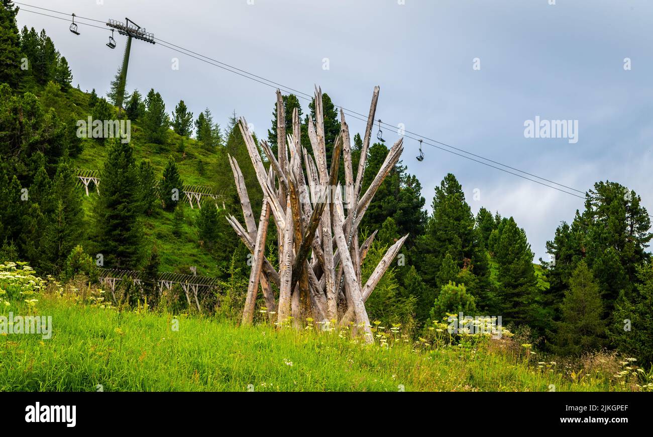 Kunstinstallationen interagieren mit der Natur der Dolomiten, die von der UNESCO zum Weltnaturerbe erklärt wurden - Pampeago-Dolomite Trentino, Italien Stockfoto