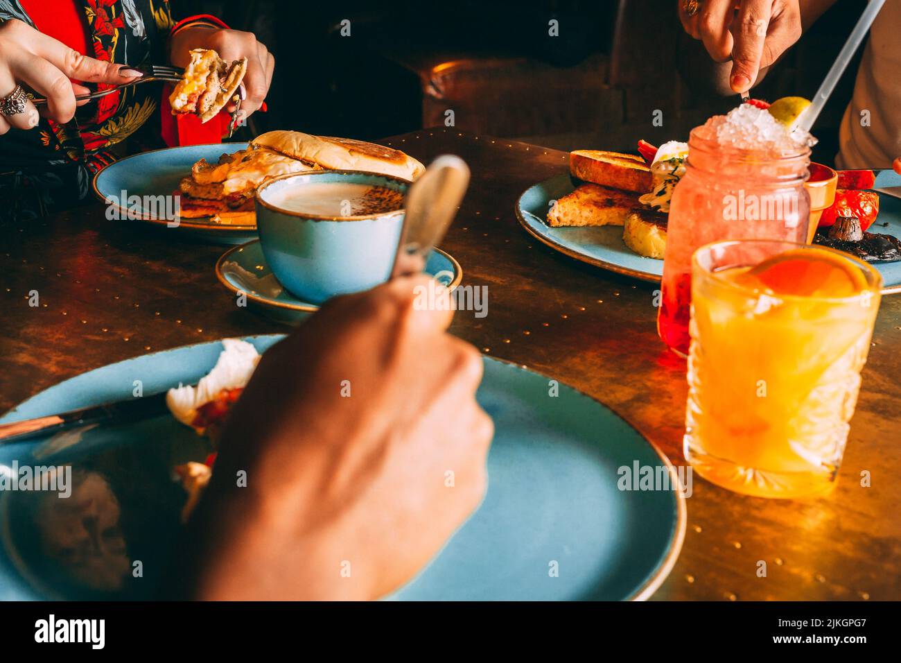 Eine Nahaufnahme von Freunden, die in einem Café gefrühstückt haben Stockfoto