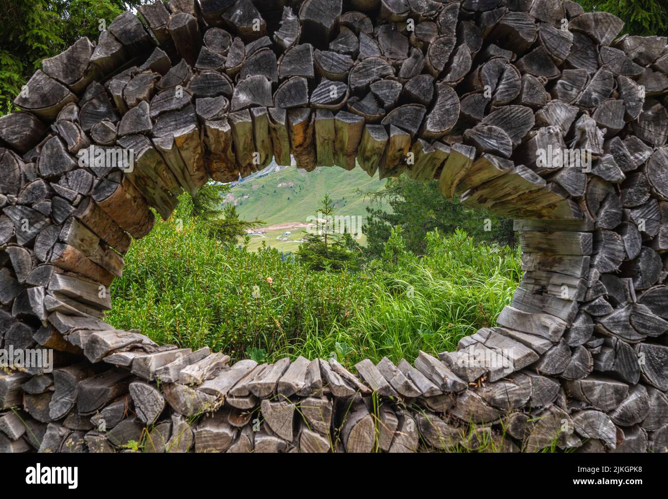Kunstinstallationen interagieren mit der Natur der Dolomiten, die von der UNESCO zum Weltnaturerbe erklärt wurden - Pampeago-Dolomite Trentino, Italien Stockfoto
