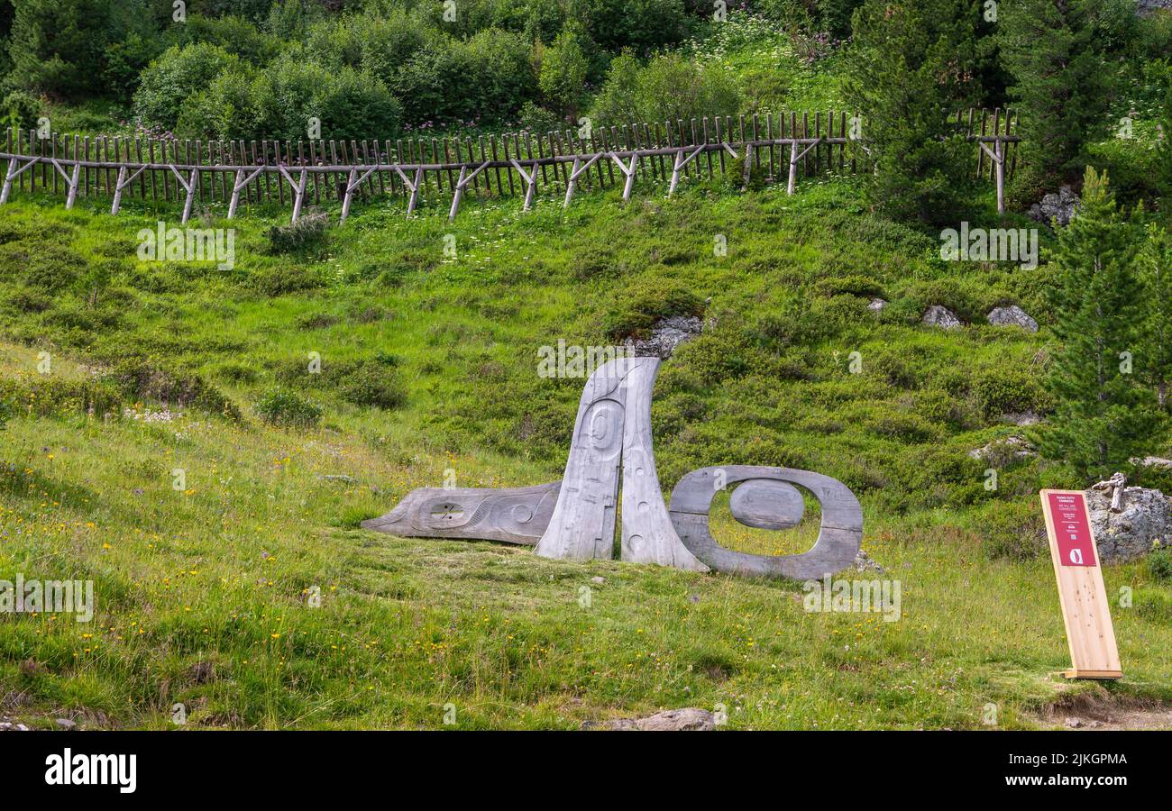 Kunstinstallationen interagieren mit der Natur der Dolomiten, die von der UNESCO zum Weltnaturerbe erklärt wurden - Pampeago-Dolomite Trentino, Italien Stockfoto