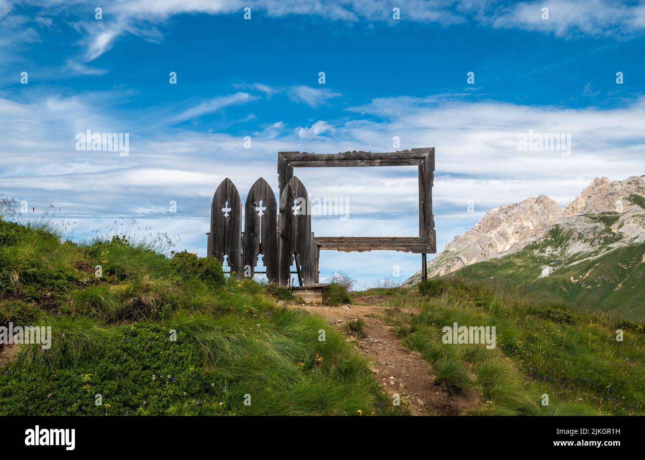 Kunstinstallationen interagieren mit der Natur der Dolomiten, die von der UNESCO zum Weltnaturerbe erklärt wurden - Pampeago-Dolomite Trentino, Italien Stockfoto