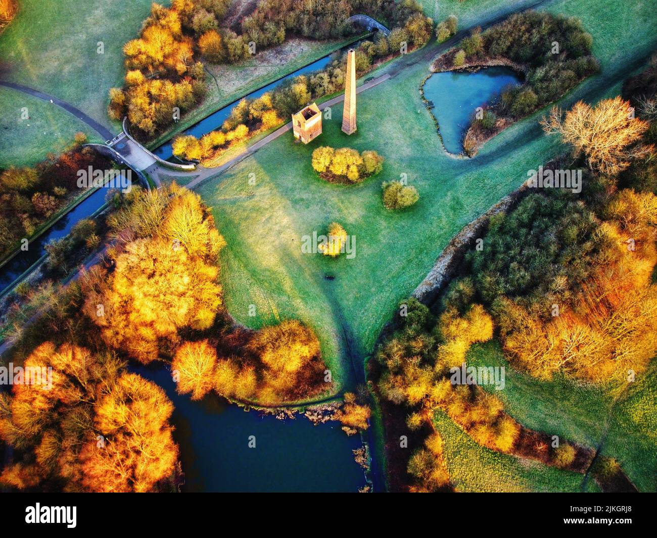 Eine Luftaufnahme des Cobbs Engine House, umgeben von bunten Pflanzen und Bäumen im Warren's Hill Nature Reserve Stockfoto