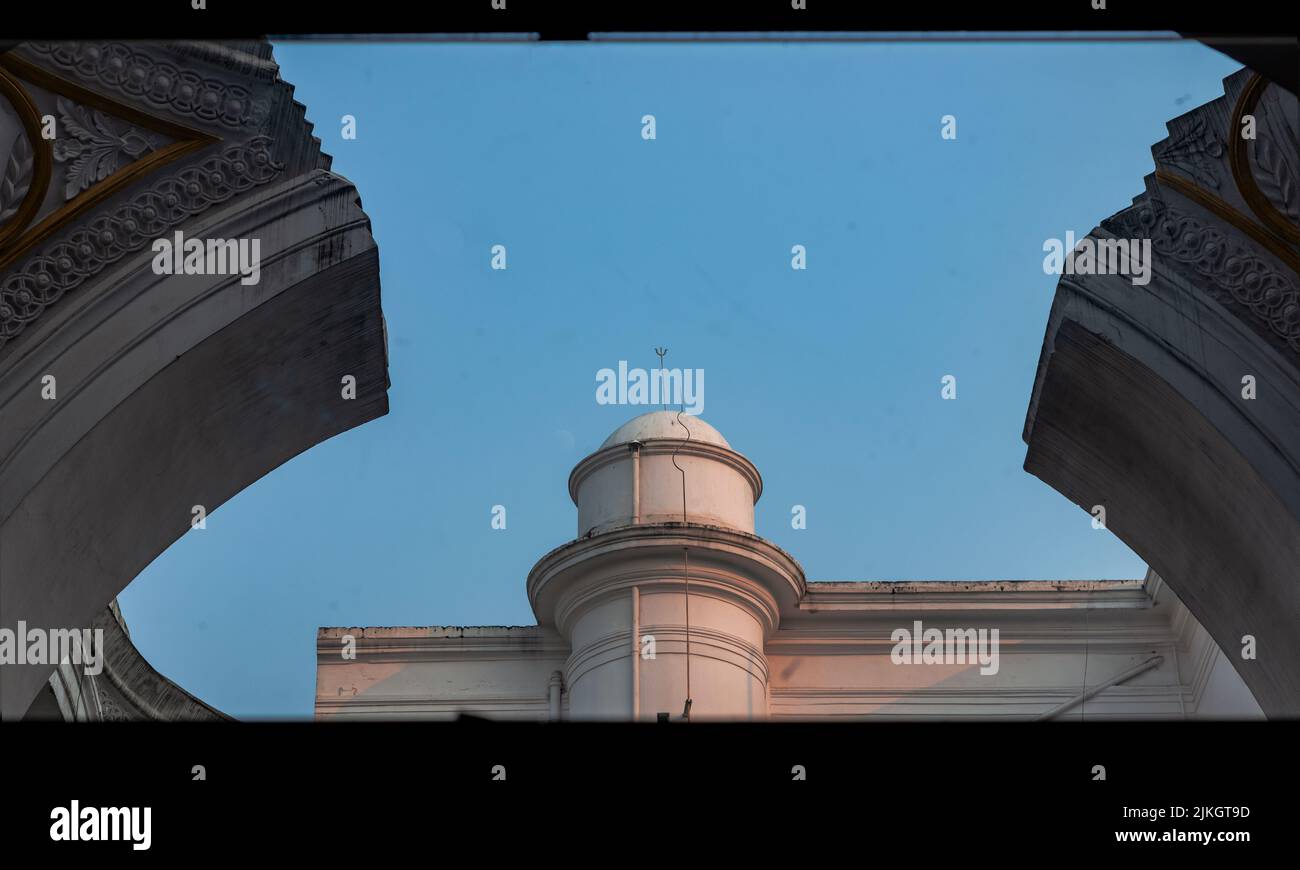 Vintage zylindrische Turmarchitektur durch eine Fensterscheibe geschossen Stockfoto