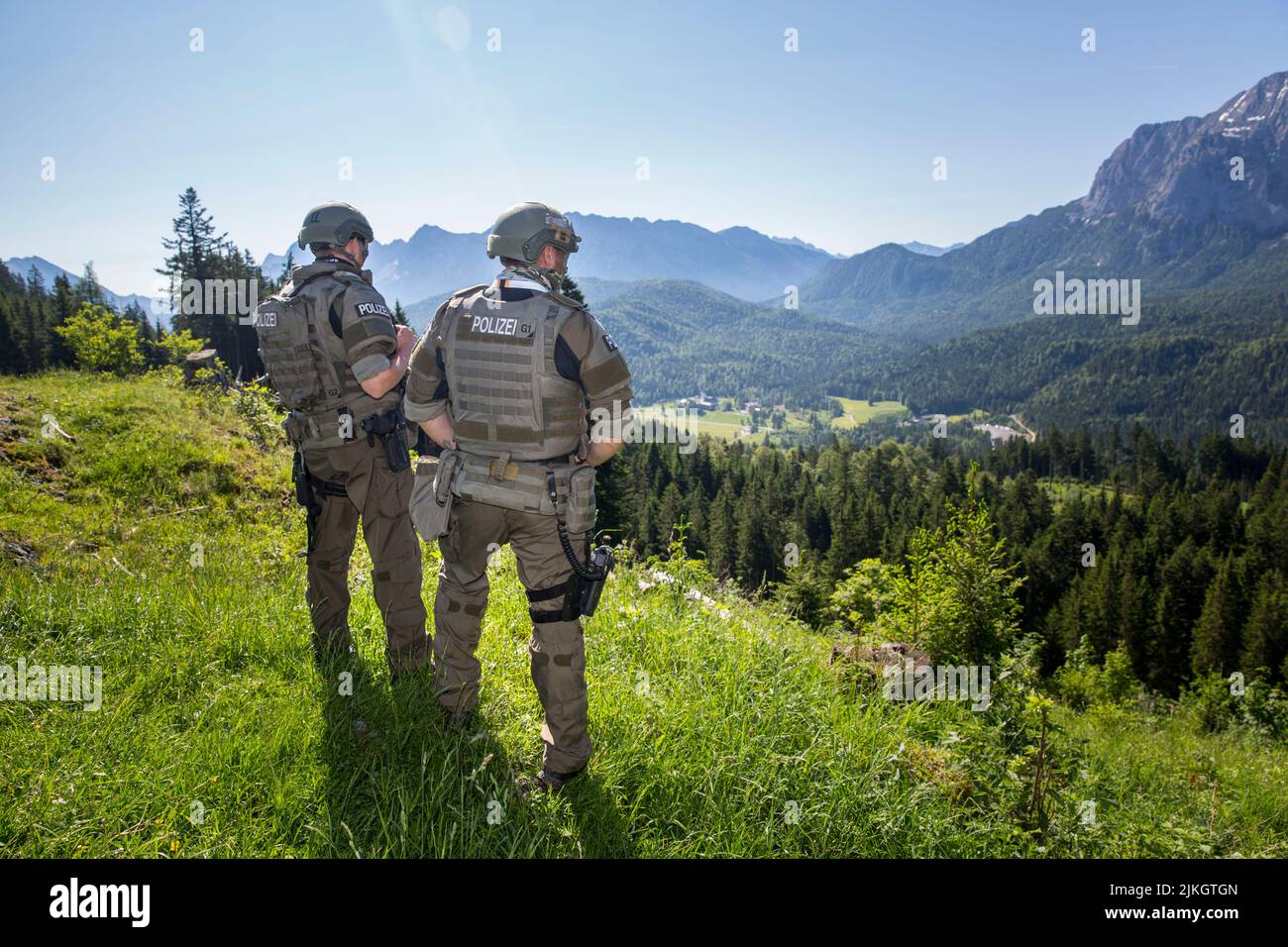 Eine Einheit der Spezialeinheiten der deutschen Polizei überwacht das Gebiet um G7 Gipfel auf Schloss Elmau Stockfoto