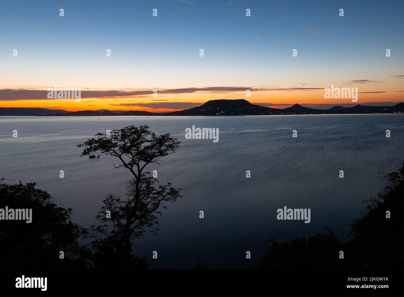 Spektakuläre Aussicht von der Küste des Plattensees, Ungarn mit Dämmerungshimmel Stockfoto