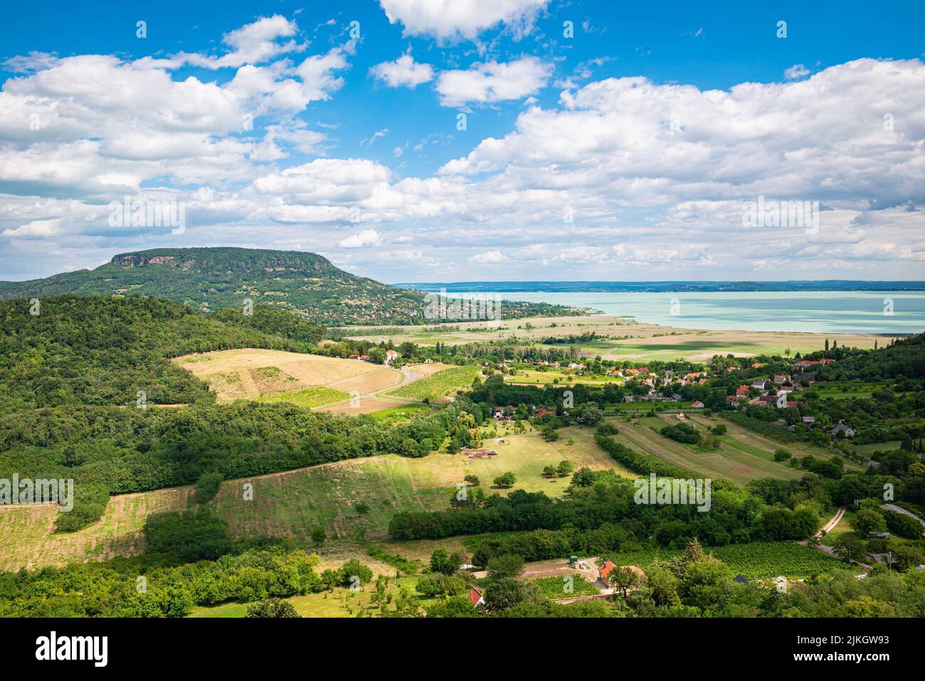 Blick vom Schloss in Szigliget über den Badacsony Berg und den Plattensee in Ungarn Stockfoto