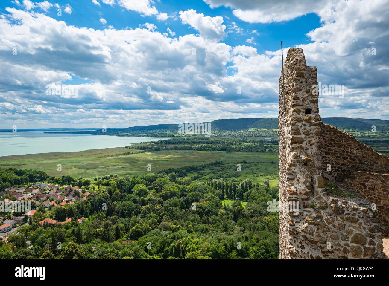 Blick vom Schloss in Szigliget über das Dorf Szigliget und den Plattensee in Ungarn Stockfoto