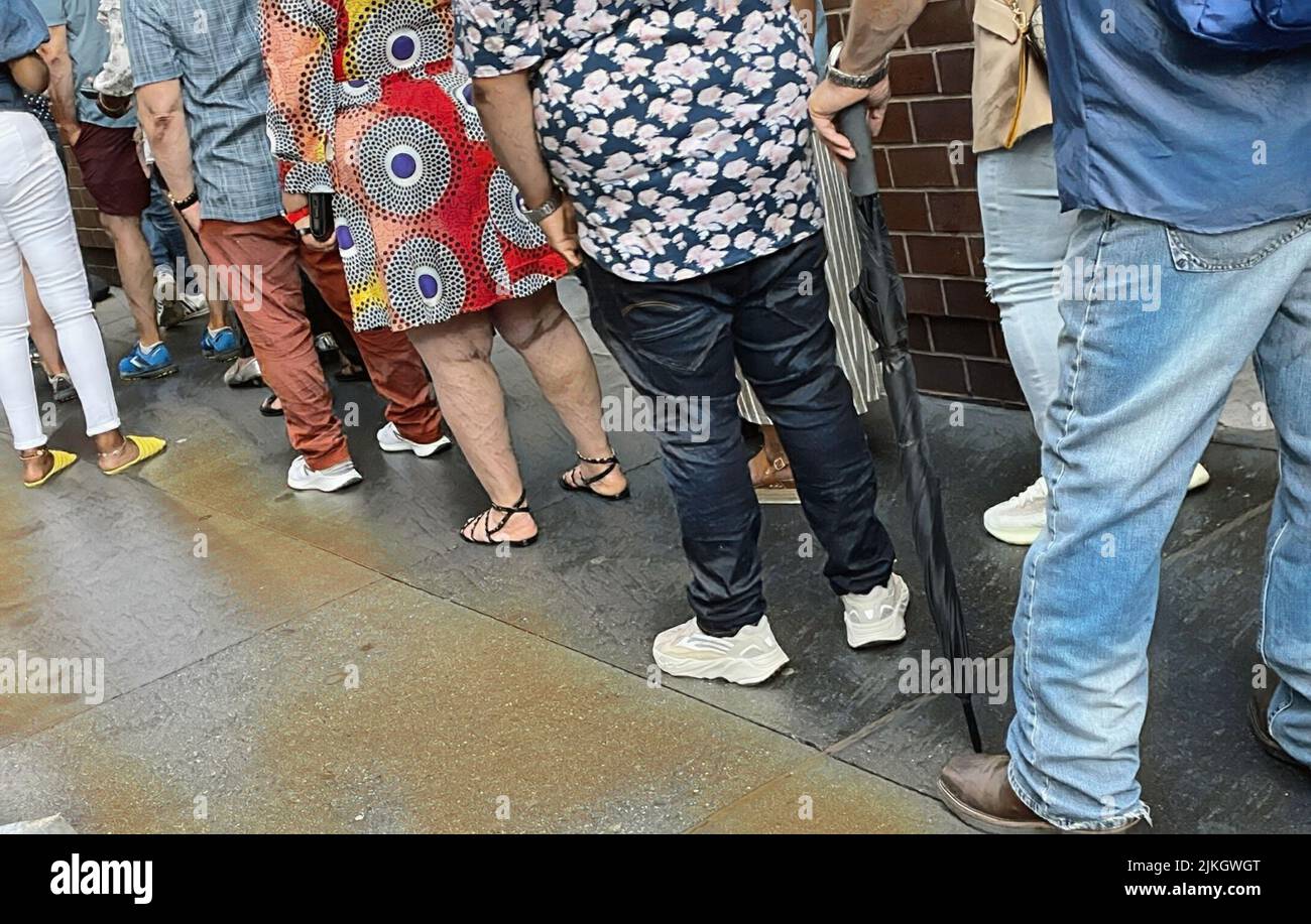 People Waiting in Line, NYC, USA 2022 Stockfoto