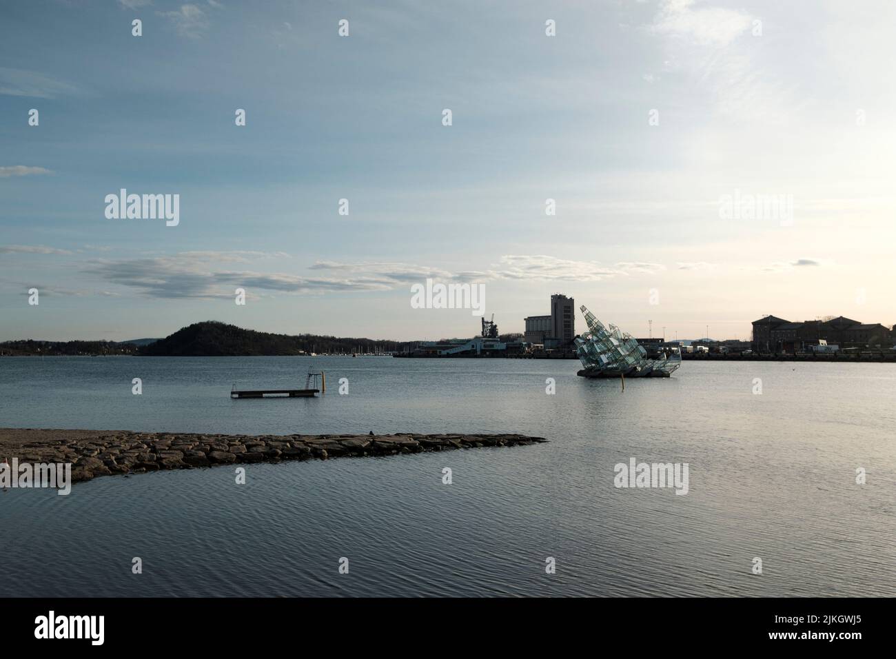 Die wunderschöne öffentliche Skulptur „She Lies“, die im Wasser von Oslo schwimmt Stockfoto