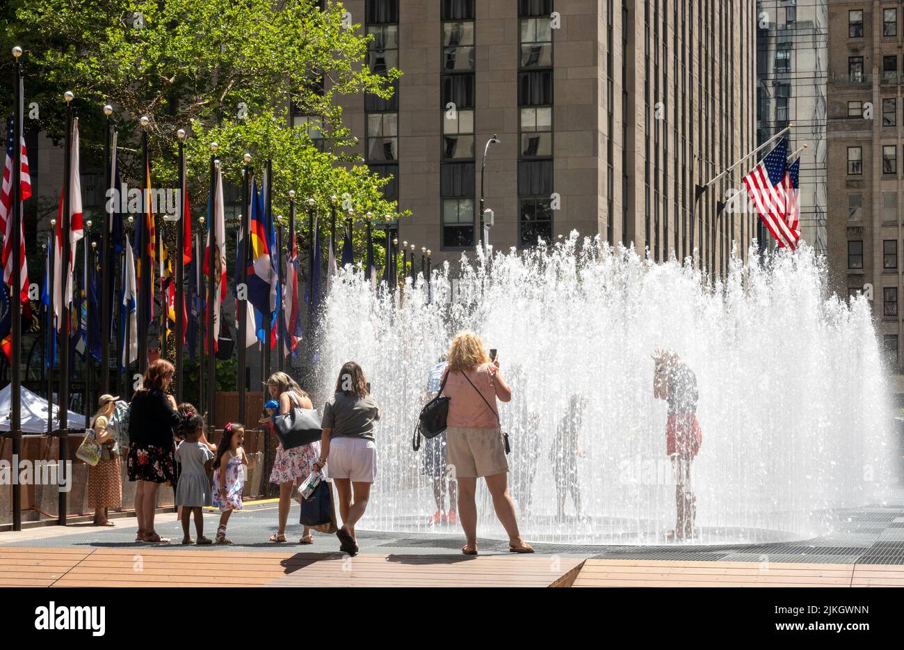 „Changing Spaces“ ist eine interaktive öffentliche Kunstinstallation von Jeppe Hein auf dem Center Plaza des Rockefeller Center, New York City, USA 2022 Stockfoto