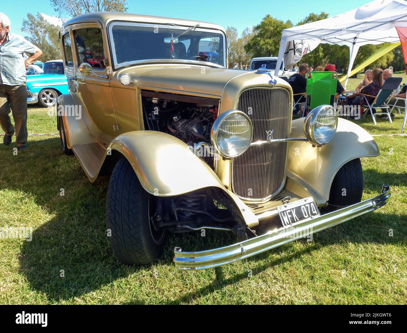 Chascomus, Argentinien - 9. Apr 2022: Alter beiger Ford Model B 18 V8 Tudor Limousine 1932. Natur grünes Gras und Bäume. Oldtimer-Show. Copyspace Stockfoto