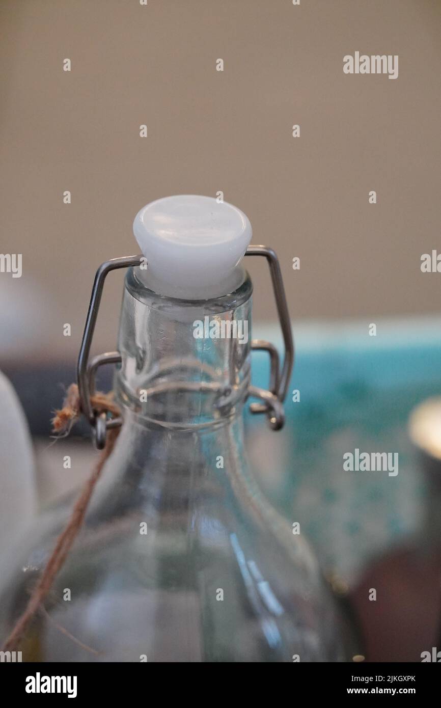 Eine Nahaufnahme einer Glasflasche mit Deckel Stockfoto
