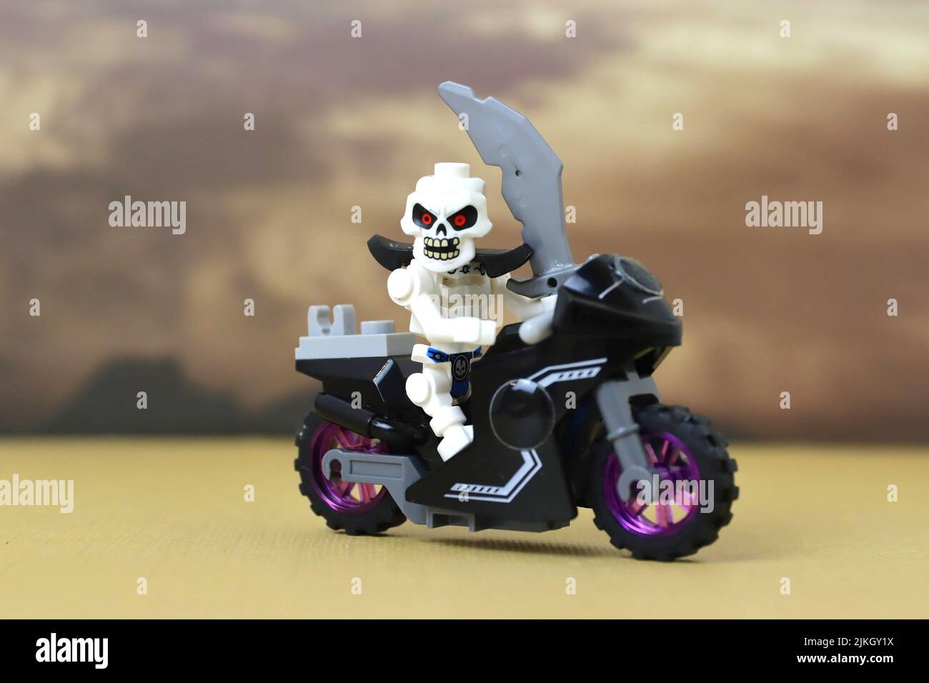 Skelett mit roten Augen, mit einem Schwert, auf einem Motorrad. Stockfoto