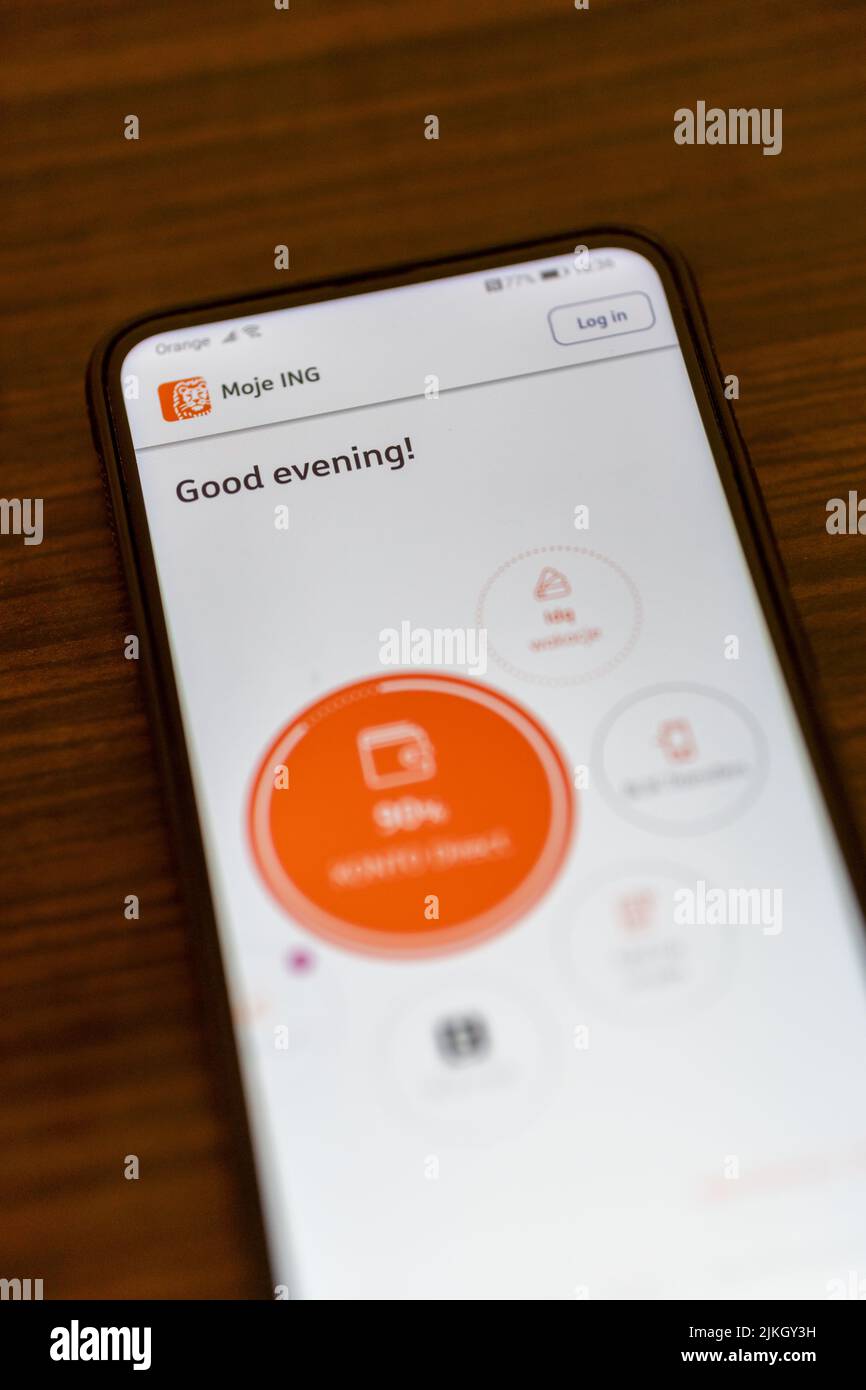 Eine vertikale Aufnahme eines Smartphones der Marke Huawei mit geöffneter ING Bank-Anwendung Stockfoto