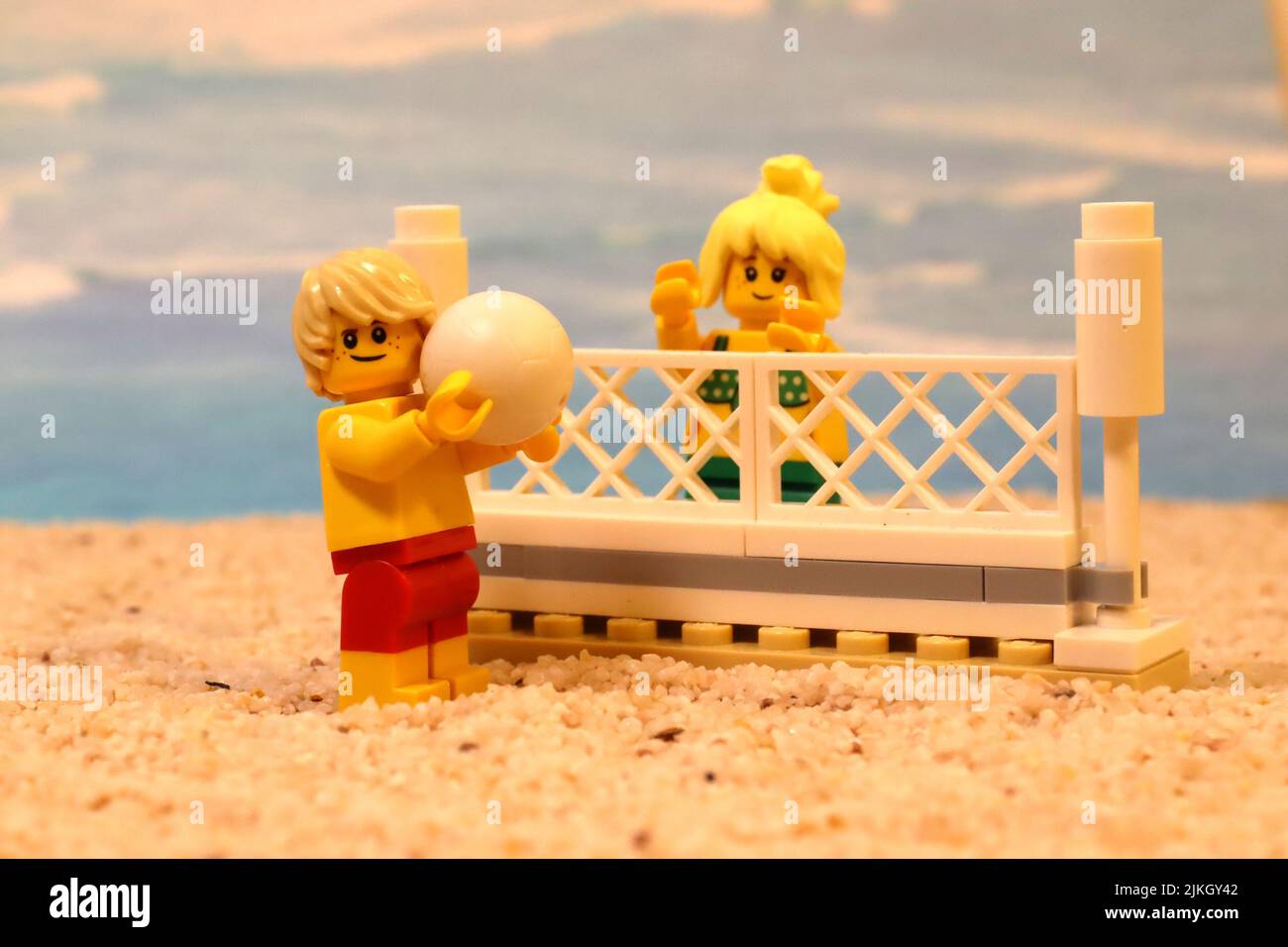 Beachvolleyball mit Spielzeugfiguren, Figuren, die zusammen spielen. Stockfoto