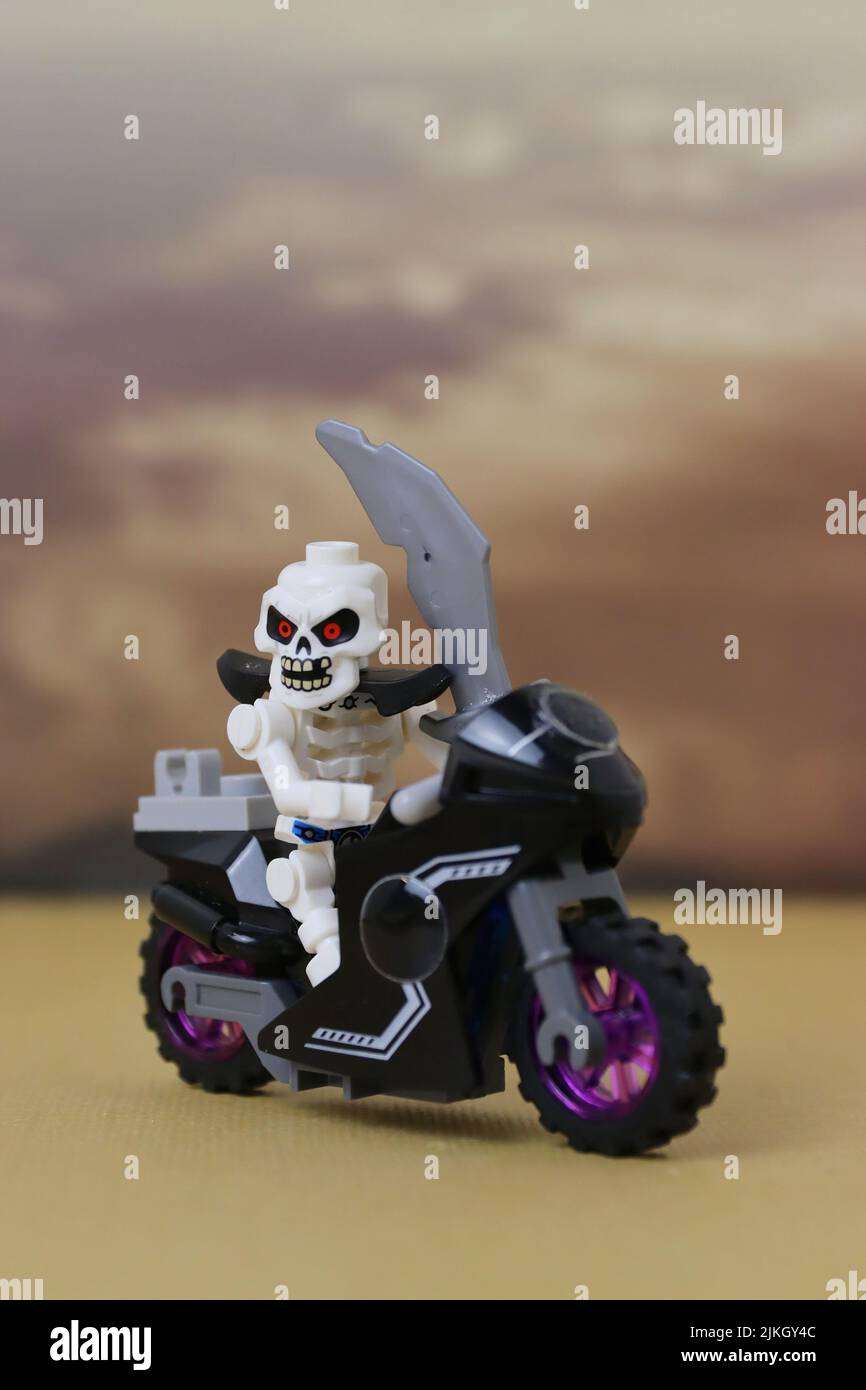 Skelett mit roten Augen, mit einem Schwert, auf einem Motorrad. Stockfoto