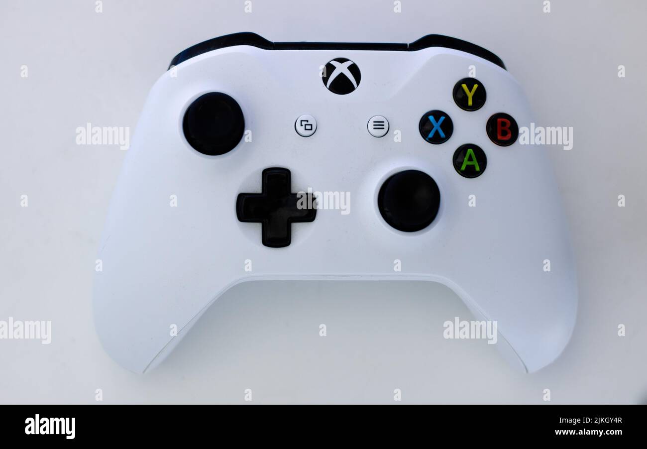 Weißer xbox-Controller auf weißem Hintergrund mit gleichmäßiger Beleuchtung für keine Reflexionen, sauberer Controller und Hintergrund Stockfoto