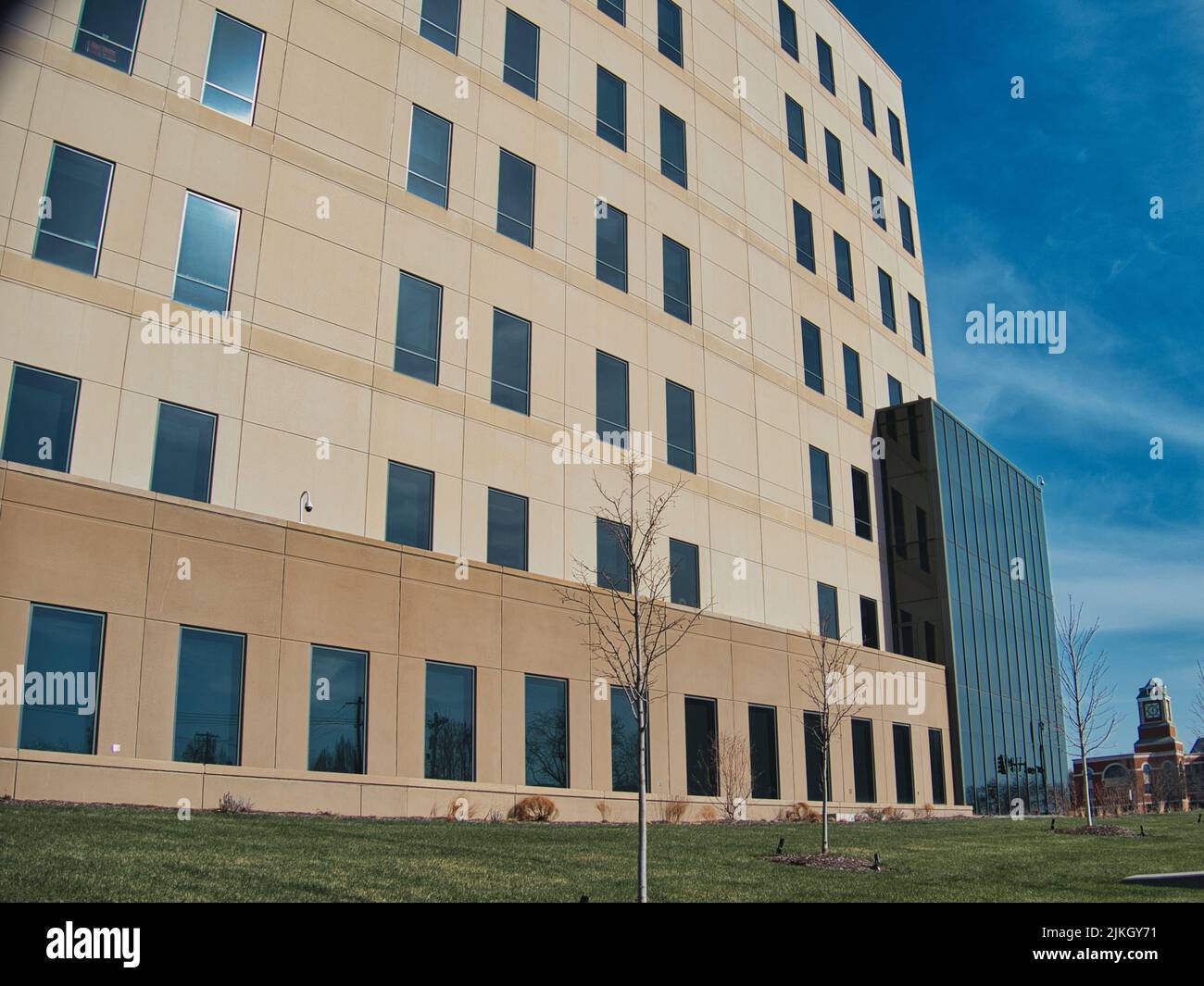 Eine wunderschöne Aussicht auf ein modernes Gebäude eines Johnson County Courthouse in Olathe, Kansas Stockfoto