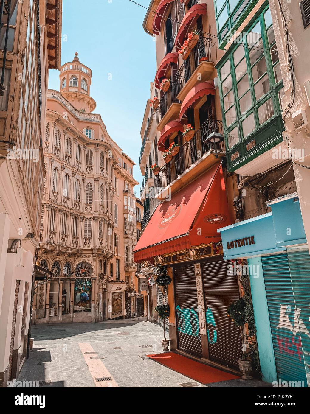 Ein schöner Blick auf eine leere Straße mit alten Gebäuden in Palma de Mallorca Stockfoto