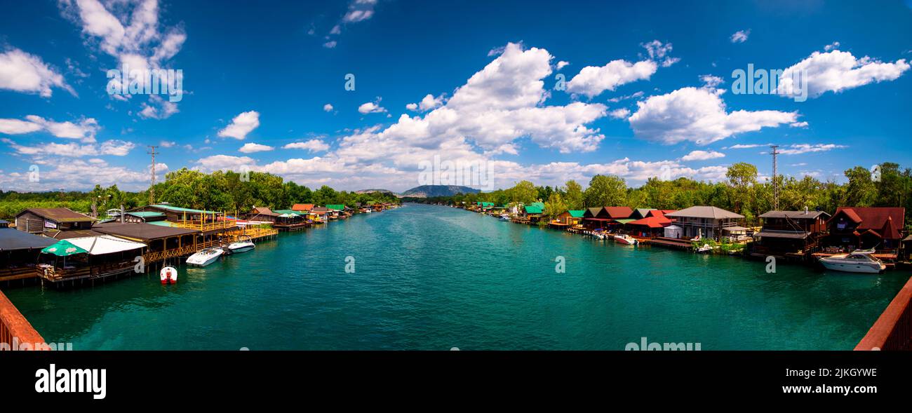 Eine Panoramaaufnahme des Flusses Ada Bojana bei sonnigem Wetter Stockfoto