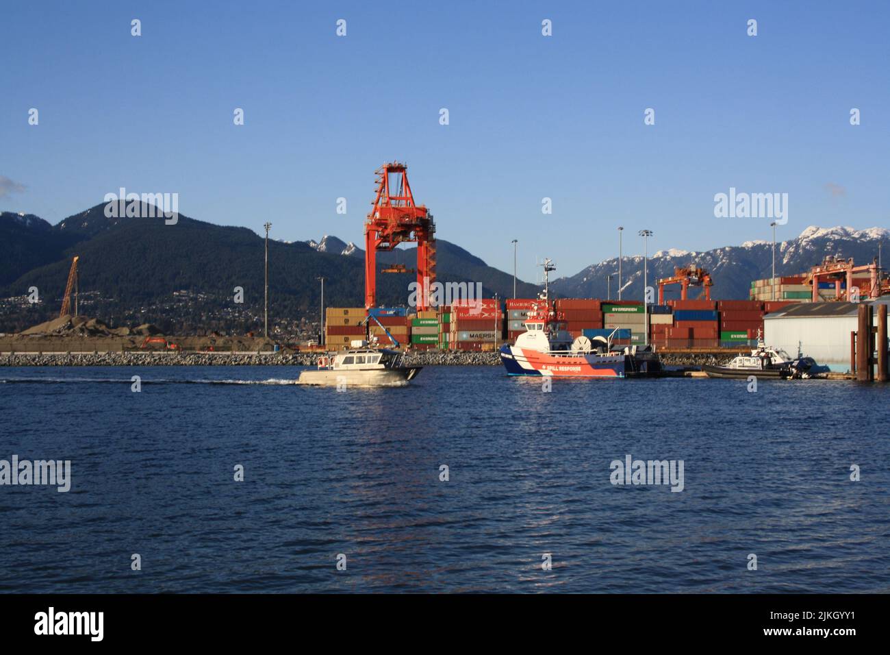 Die Boote, Kräne und Container im Hafen von Vancouver, British Columbia, Kanada Stockfoto Die Boote, Kräne und Container im Hafen von Vancouver, British Columbia, Kanada Stockfoto