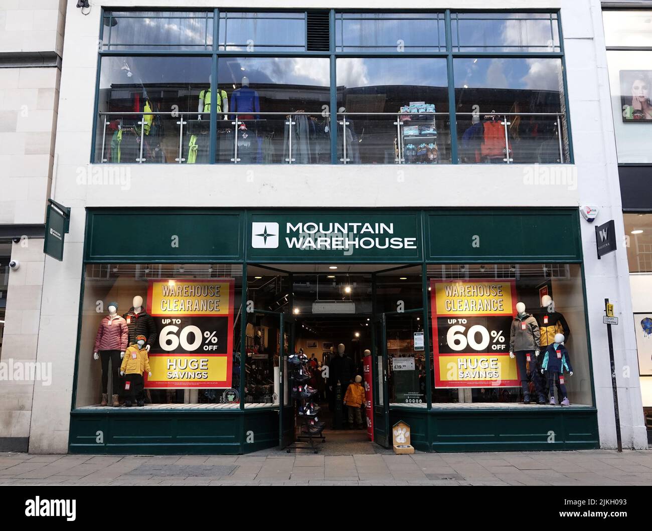 Eine Fassade des Mountain Warehouse-Einzelhandelsladens im Stadtzentrum von York, Großbritannien. Stockfoto