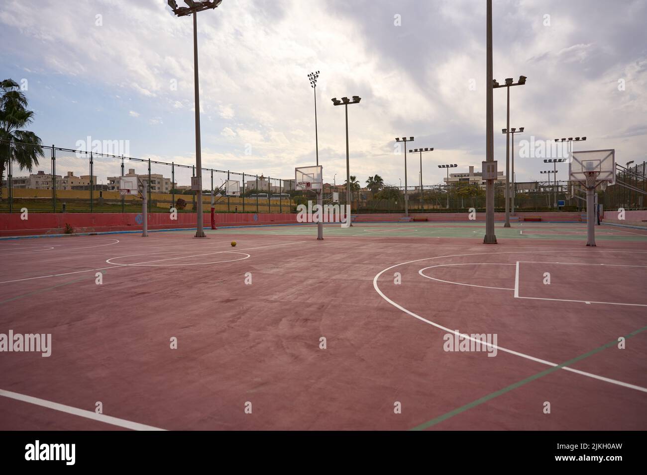 Ein schöner Blick auf den Platz mit Basketballkörben und Laternenpfosten Stockfoto